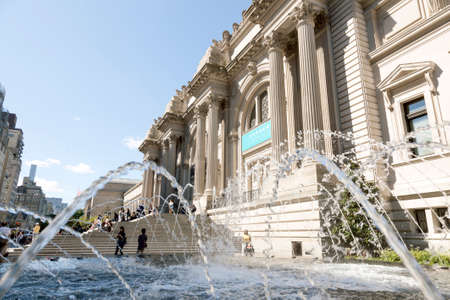 fountain and many visitors in front of new york metropolitan museum of artのeditorial素材