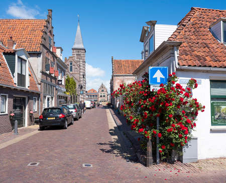 red roses in old street of edam in hollandのeditorial素材