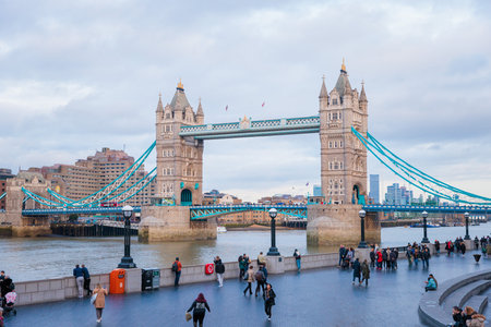 tower bridge and many tourist walking along the queen walk in london at evening, cloudy daytime, ukの写真素材
