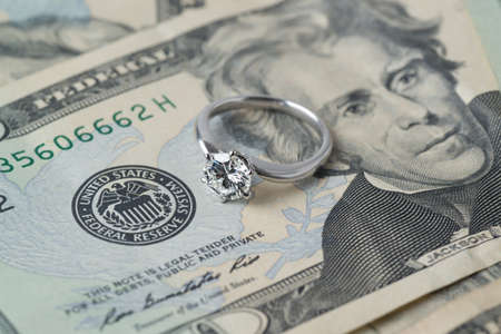 diamond ring on moneyの写真素材