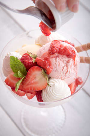 strawberry ice cream sundae