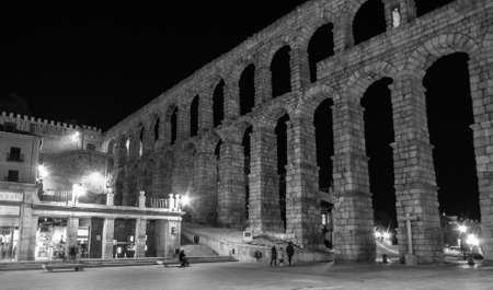 The magnificent Segovia Aqueduct in black and white at night.のeditorial素材