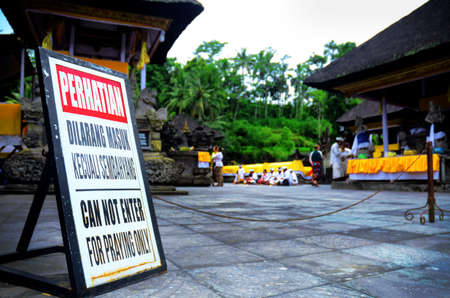 Attention board at Pura Tirta Empul, Tampaksiring, Gianyar Baliのeditorial素材
