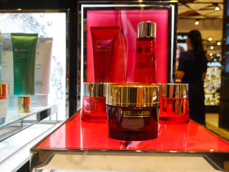 Face mask Estee Lauder Nutritive Vitality 8 Night Radiant Creme Mask Perfume and Cosmetics Shop February 10, 2020 in Russia, Kazan, Pushkin Street 2.のeditorial素材