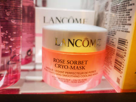 Lancome Rose Sorbet Cryo-Mask has a cooling effect. Salicylic acid cleans the surface, exfoliates keratinized particles and narrows pores 02.22.2021 in Russia, Kazan, Pavlyukhina Street 91.のeditorial素材