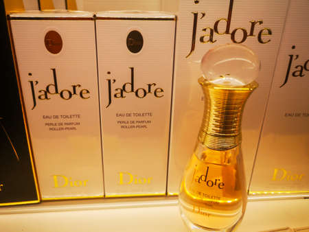 fragrance for women J'Adore Roller Pearl Christian Dior belongs to the floral group in the perfume...