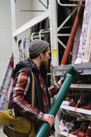 A young man chooses downpipes in the hardware store
の写真素材