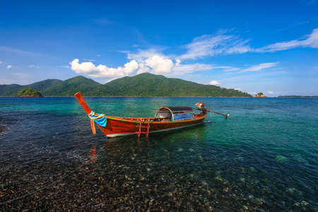 Long tail boat floating on beautiful pebble beach with crystal clear sea on tropical island, Koh Lipe, Thailandのeditorial素材