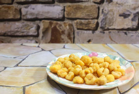 Photo of a plate of Indonesian snacks, fried corn seeds, savory taste, very good to enjoy in your spare timeの写真素材