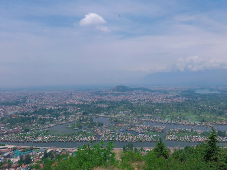 Beautiful destination of Dal Lake (Kashmir, India). A view of fresh winter, and the beautiful mountain range in the background in the city of Srinagarの写真素材