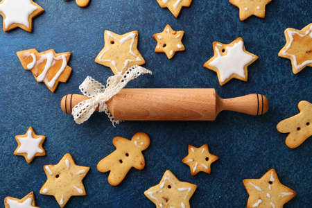 Christmas Cookies and rolling pin on a slate backgroundの写真素材