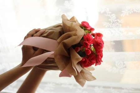 a girl holding roses bouquetの写真素材