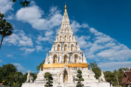 the white pagoda temple in Chiang Mai, Thailandの写真素材