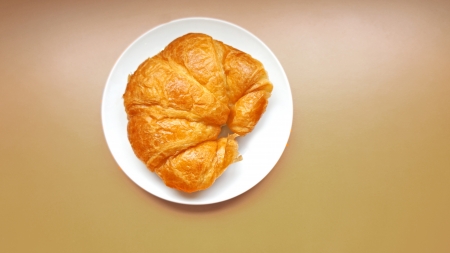 fresh croissant on plateの写真素材