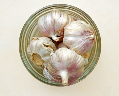 Garlics in bowl glassの写真素材