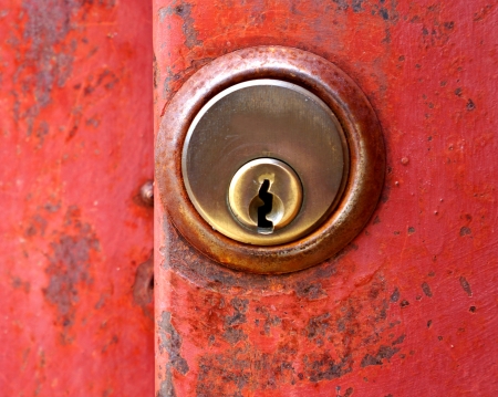 rusty red door key holeの写真素材