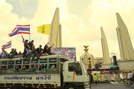 BANGKOK - NOVEMBER 26  5,000 of Thailand s protest at Democracy Monument against the government at Ratchadamnoen road on November 26, 2013 in Bangkok, Thailand のeditorial素材