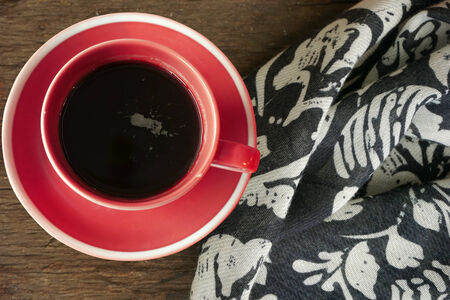 red cup coffee on wood backgroundの写真素材