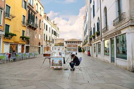 VENICE, Italy 12 April 2015: Man drawing in the street of Venice in Italyのeditorial素材
