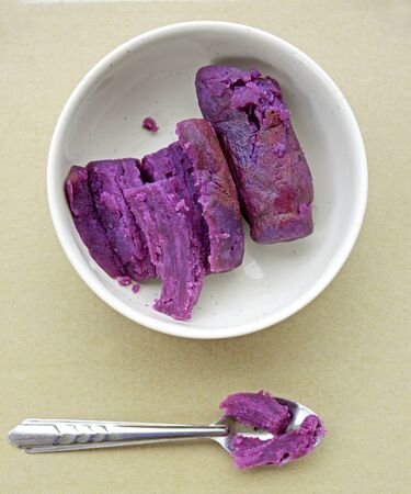 Purple Peruvian potatoes in bowlの写真素材