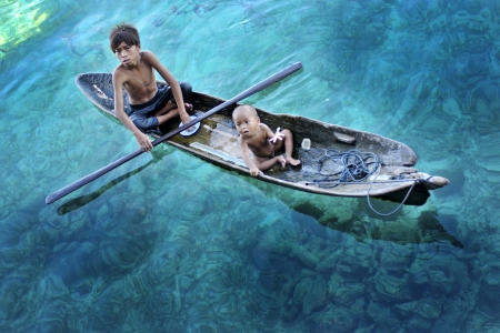 MABUL ISLAND 13 April 2013   Unidentified Sea Bajau s children rowing on a boat のeditorial素材