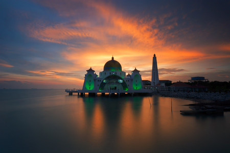 Holy Selat Mosque view during calm sunset at the beachの写真素材
