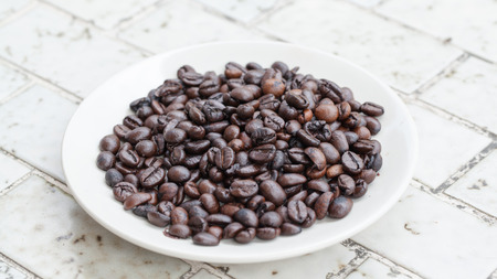 pour coffee grounds into the plant on mableの写真素材