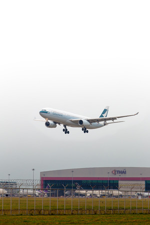 BANGKOK THAILAND - Feb 18, 2016 - Cathay Pacific plane landing to runways at Suvarnabhumi International air port on Feb 18, 2016 in Bangkok, Thailand.のeditorial素材