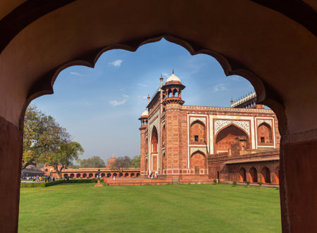 Darwaza great gate the main entrance to Taj Mahal framed seen through gate Mughal arch of the mosque Agra, Uttar pradesh, India.の写真素材
