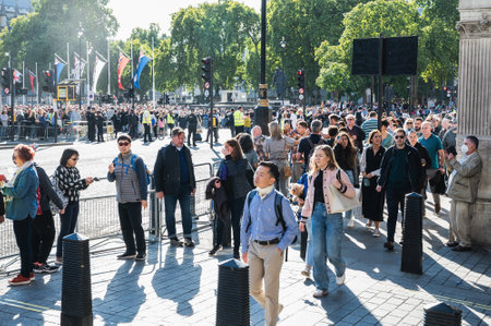 Queue of people who came to pay respects to the Queen Elizabeth IIのeditorial素材
