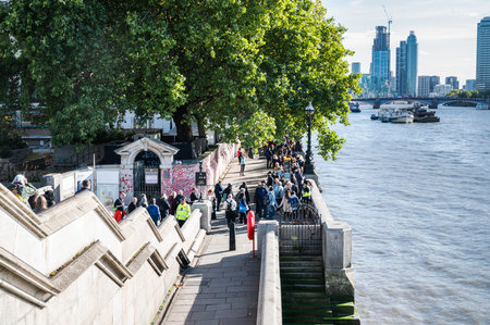 Queue of people who came to pay respects to the Queen Elizabeth IIのeditorial素材