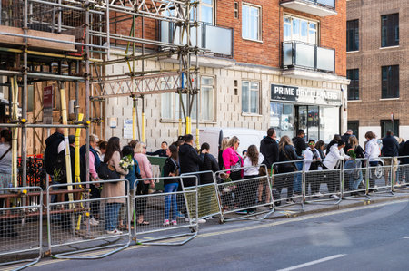 London, United Kingdom - September 17 2022: A queue of people who came to pay respects to the Queen Elizabeth II. The queue leads to Buckingham palace.のeditorial素材