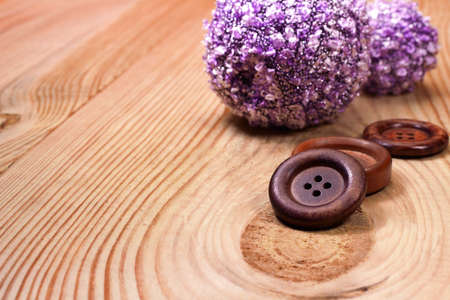 Old wooden buttons and a ball of yarn on the boardsの写真素材