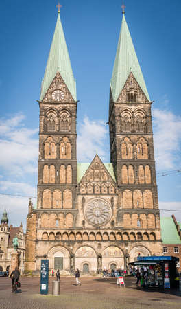 Bremen, Germany - May 28, 2015: People are walking on the streets near the Sankt Petri Dom in Bremen, Germanyのeditorial素材
