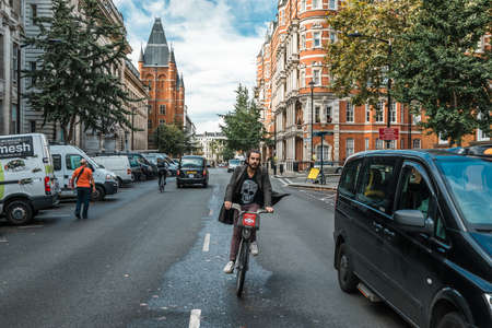 London, United Kingdom - October 17, 2016: People are driving on the street near Kensington gardens in London, Englandのeditorial素材