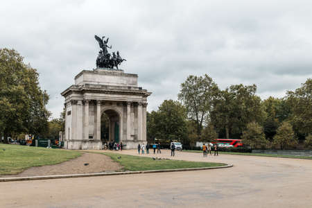 London, United Kingdom - October 17, 2016: People are walking through Wellington Arch or Constitution Arch which  is a triumphal arch located to the south of Hyde Park in Londonのeditorial素材