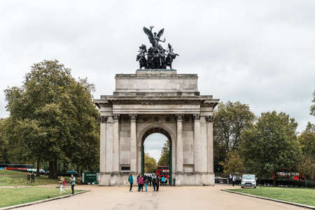 London, United Kingdom - October 17, 2016: People are walking through Wellington Arch or Constitution Arch which  is a triumphal arch located to the south of Hyde Park in Londonのeditorial素材
