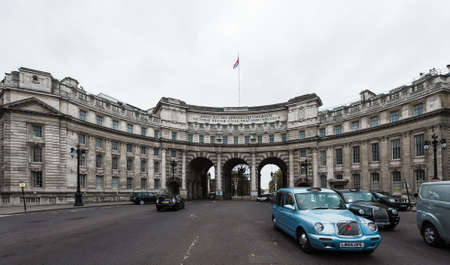 London, United Kingdom - October 20, 2016: Cars are passing through Admiralty Arch near Trafalgar Square in London, UKのeditorial素材