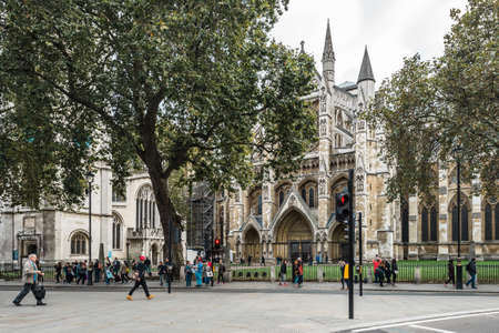 London, United Kingdom - October 20, 2016: People are walking in streets of London near the Westminster Abbey, Englandのeditorial素材