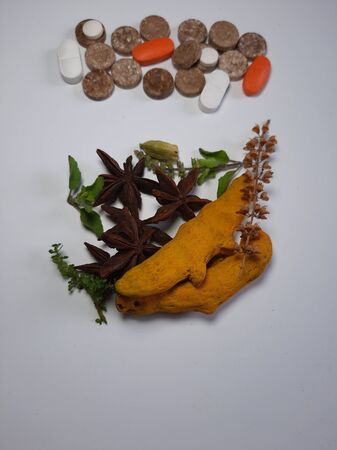 Herbal medicine VS brown Chemical pills isolated medicine the alternative healthy car .Leaf ,medical on white backgroundの写真素材