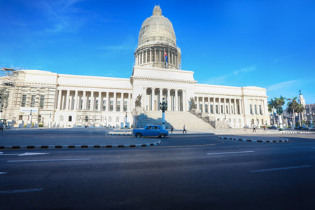 Capitolio building Havana, Cuba with vintage old american carsのeditorial素材