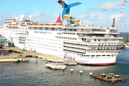 Carnival "paradise" cruise ship tendered next to the tropical island. Over 3,500 guests went out to visit beautiful port.のeditorial素材