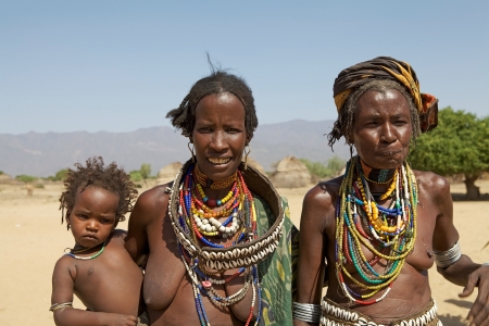 Weyto, Ethiopia, February 19, 2013: african women and child of the Arbore ethnic group is showing her tribal hairstyle, earrings, necklaces and bracelets at the village along the road from Turmi to Weyto.のeditorial素材