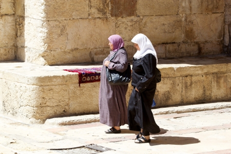Arab women with traditional clothes are going to the mosque at the Temple Mount, Jerusalem, Israelのeditorial素材