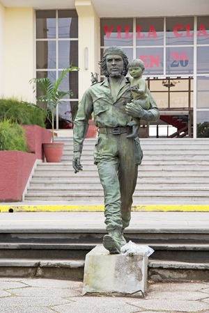 Che Guevara statue in front of the Cuban Comunist Party Provincial Commitee, Santa Clara, Cubaのeditorial素材
