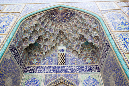 Facade of the entrance arcade of the Sheik Lotfollah Mosque at the Naqsh-e Jahan square, Isfahan, Iran. The mosque is one of the architectural masterpieces of Safavid iranian architecture. The costraction started in 1603 and was finished in 1619.の写真素材