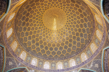 Interior of the dome of the Sheik Lotfollah Mosque at the Naqsh-e Jahan square, Isfahan, Iran. The mosque is one of the architectural masterpieces of Safavid iranian architecture. The costraction started in 1603 and was finished in 1619.のeditorial素材