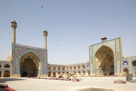 Architecture details of the South and West side iwan at the Jameh Mosque of Isfahan, Iran. The mosque is one of the oldest mosques still standing in Iran and it is the result of the continual construction, recostruction, addition and renovations on the siのeditorial素材
