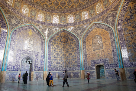 Tourists are visiting the interior of the dome of the Sheik Lotfollah Mosque at the Naqsh-e Jahan square, Isfahan, Iran. The mosque is one of the architectural masterpieces of Safavid iranian architecture. The costraction started in 1603 and was finished のeditorial素材