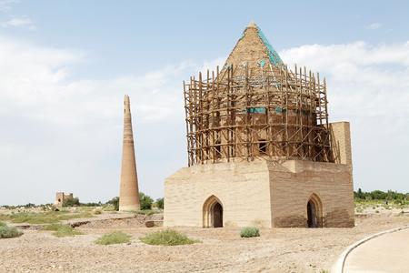Tekesh Mausoleum with Kutlug Minaret and Turabek Khanum Mausoleum in the background at the Konye-Urgench, Turkmenistanのeditorial素材
